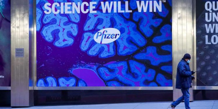 Variante Omicron, Pfizer: “Vaccino pronto a marzo”