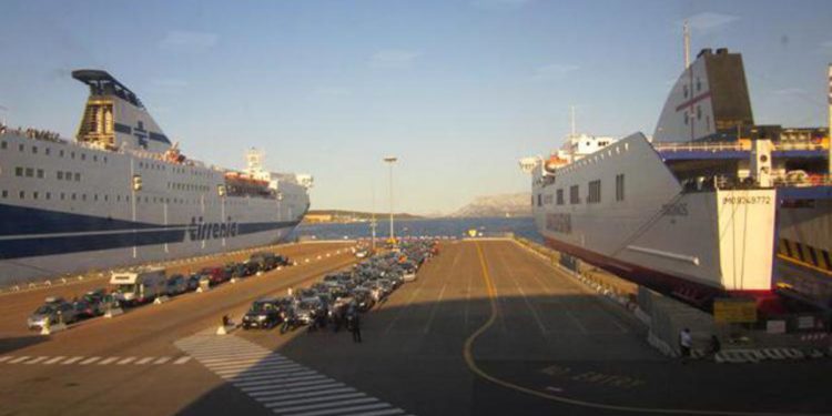 Covid, deve operarsi a Roma per tumore: negato imbarco da Olbia perché ha solo una dose