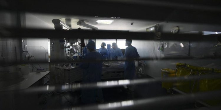 “Far lavorare sanitari positivi con tre dosi nei reparti Covid”