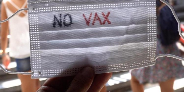 Covid, rimandare cure no vax? Il ‘no’ di Bassetti, Andreoni e Falcone