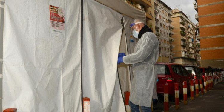Covid oggi Lazio, 7.622 contagi e 27 morti. A Roma 4.571 casi