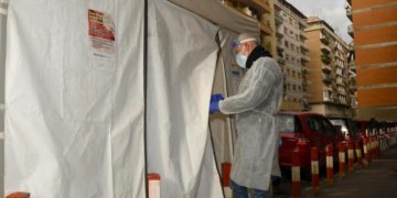 Covid oggi Lazio, 12.096 contagi e 15 morti. A Roma 6.200 nuovi casi