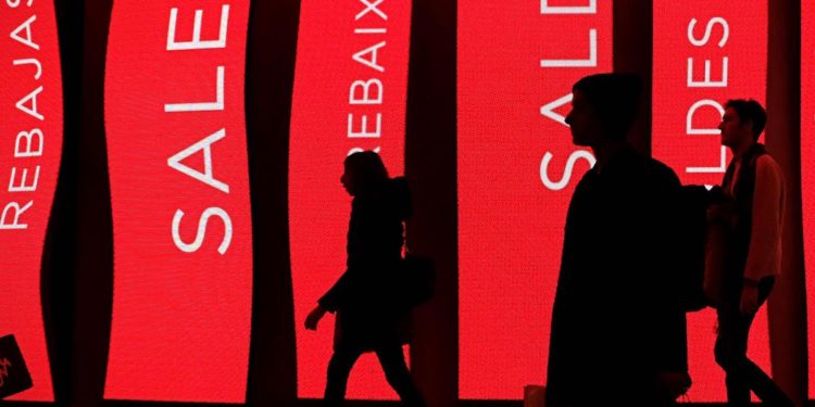 Saldi 2022, al via da oggi i ribassi invernali: calendario