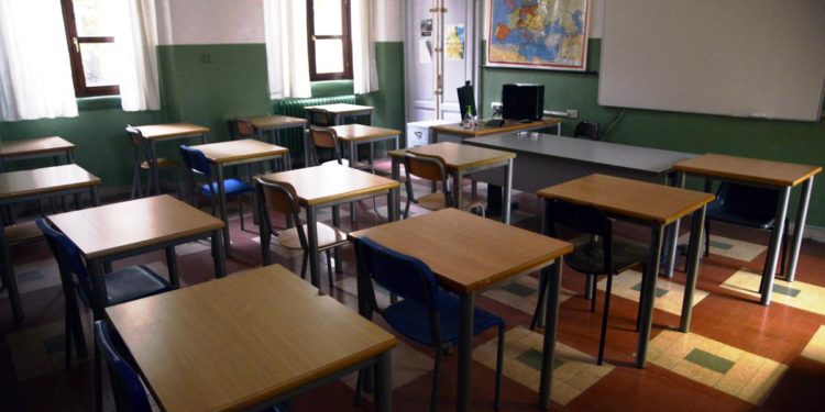 Scuola Campania, De Luca chiude asili, elementari e medie: ordinanza