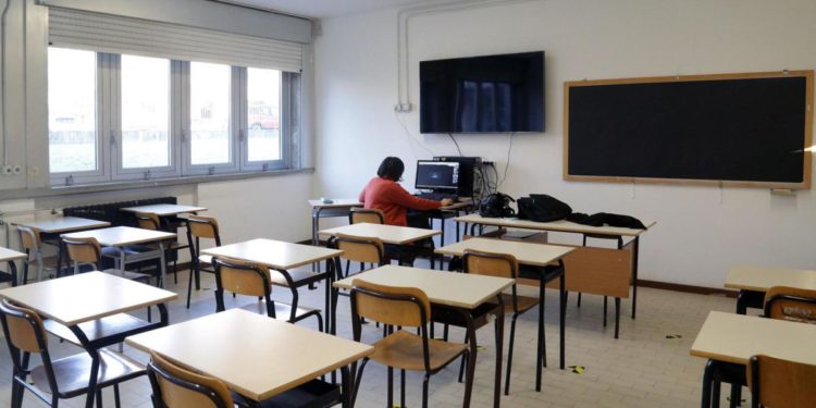 Scuola Campania, De Luca: “Elementari e medie chiuse fino a fine gennaio”