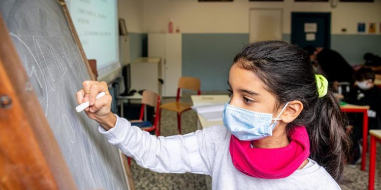Scuola e Covid, proposta Regioni: solo sintomatici a casa