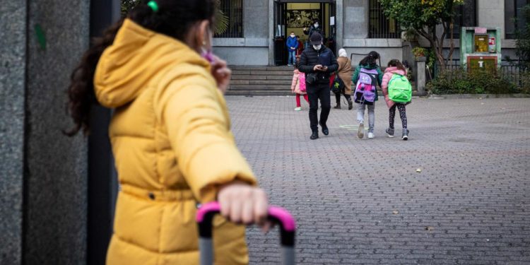 Scuole chiuse o aperte? Cosa dicono gli esperti nel giorno del rientro