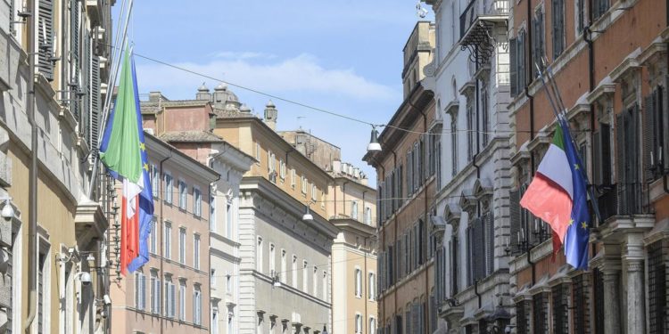 Senato, a convegno con Nobel Parisi spunta video porno