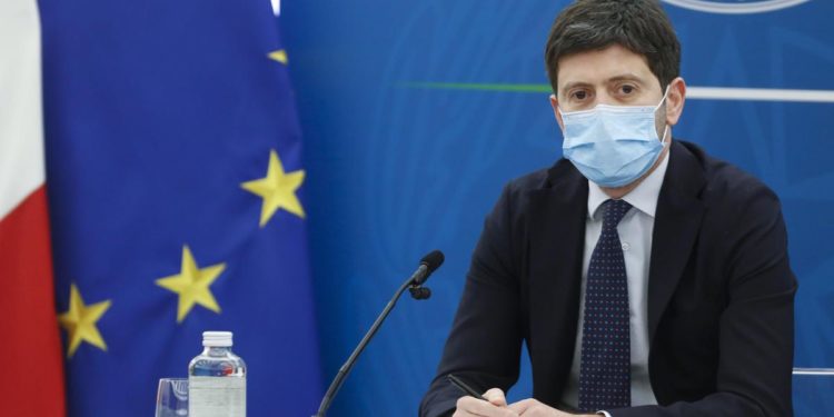 Obbligo vaccinale over 50, Speranza: “Scelta forte e giusta”