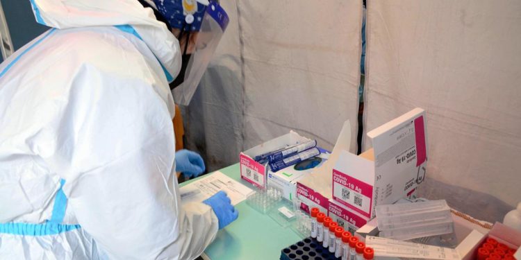 Covid Italia, record contagi: oltre 200mila in un giorno