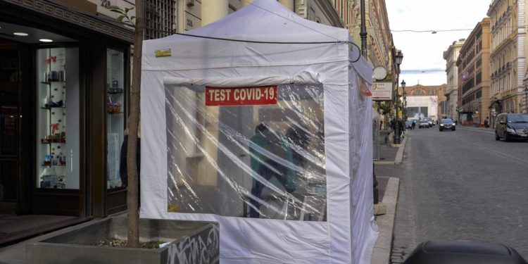 Covid oggi Lazio, 10.272 contagi e 34 morti. A Roma 5.061 casi