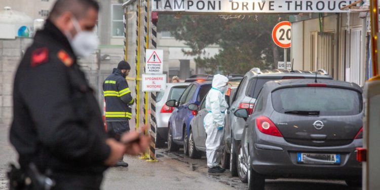 Covid oggi Lombardia, 37.233 contagi e 70 morti. A Milano 11.228 nuovi casi