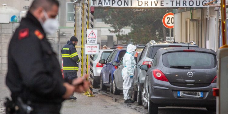 Variante Omicron, Kluge: “In Italia picco tra 2-3 settimane”