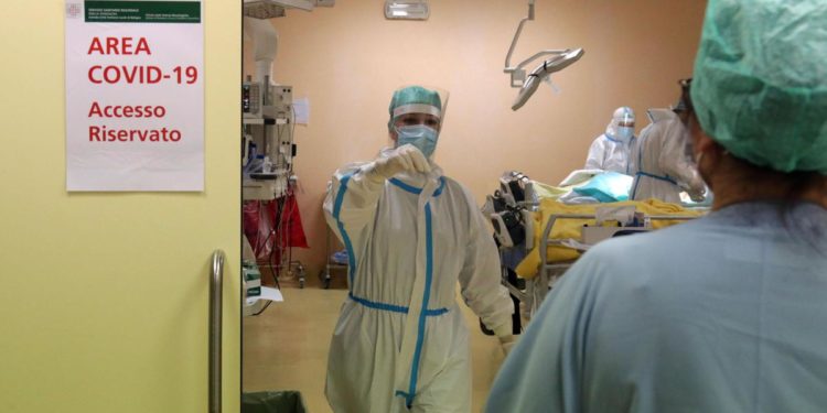 Covid, Iss: no vax rischiano terapia intensiva e morte circa 26 volte di più