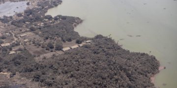 Tsunami Tonga, ‘Aquaman’ nuota 27 ore per salvarsi