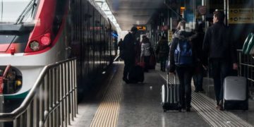 Green pass, si barrica in bagno treno per evitare controllo