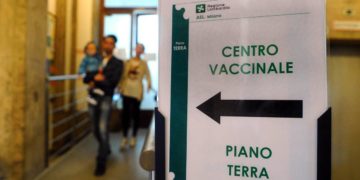 Covid Italia, l’immunologo: “Più liberi con 75% di vaccinati con 3 dosi”