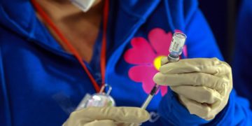 Omicron, Ema: “Vaccini meno efficaci su contagio e malattia lieve”