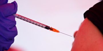 Variante Omicron e vaccino, “booster Pfizer e Moderna efficaci”