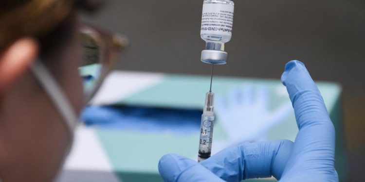 “Quarta dose vaccino covid non serve ora, booster protegge”