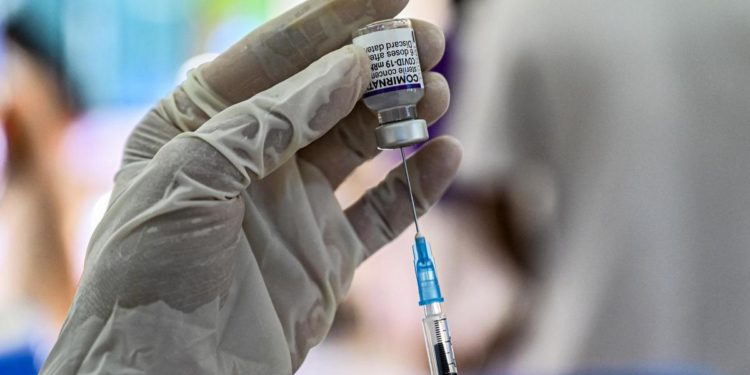 Covid, Bassetti: “In positivi vaccinati va trattato come influenza”