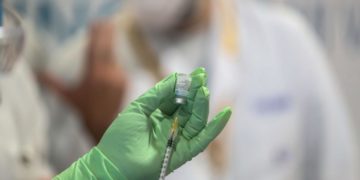 Variante Omicron, Miozzo: “Molti si infettano ma non si ammalano grazie a terza dose”