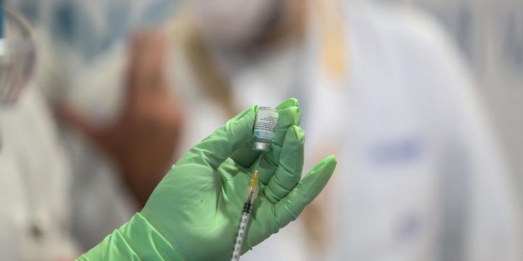 Variante Omicron, Miozzo: “Molti si infettano ma non si ammalano grazie a terza dose”