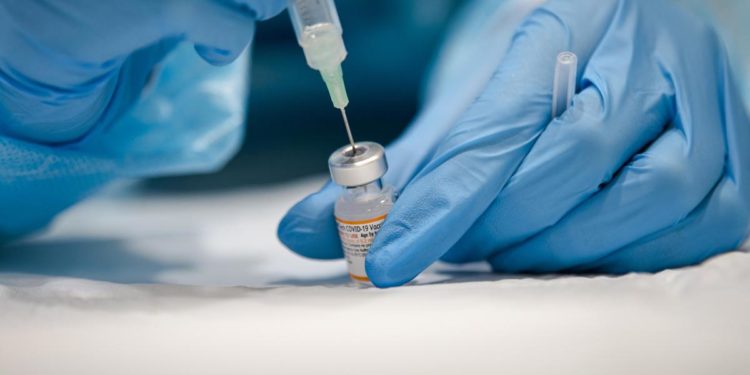 Crisanti: “Ci sono vaccinati non protetti, cambiare strategia”