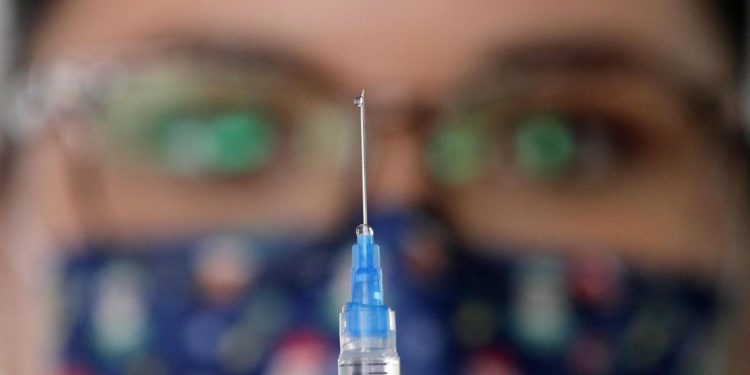 Variante Omicron, studio: quarta dose vaccino poco efficace