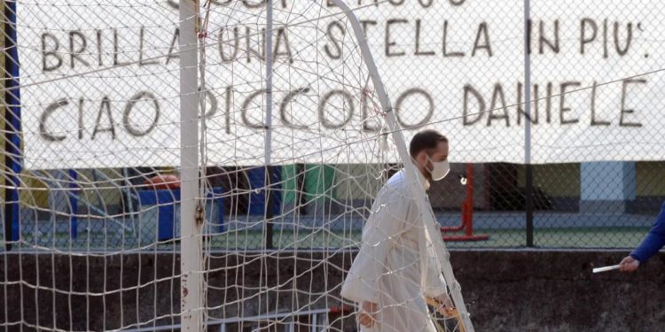 Varese, palloncini e striscioni per l’ultimo saluto a Daniele