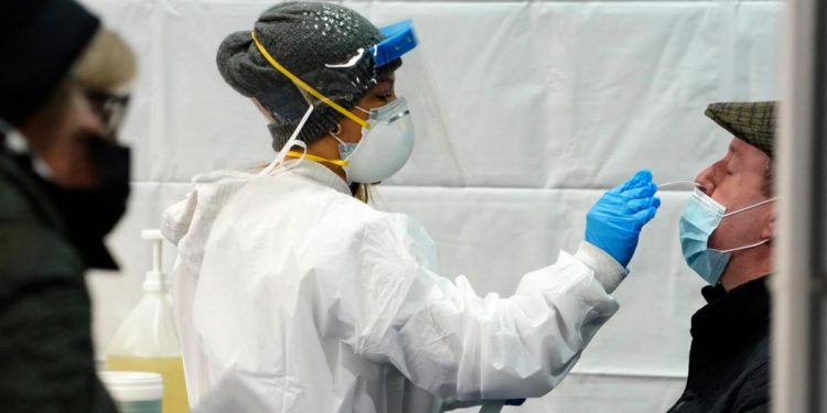 Omicron, Oms: “Effetti meno gravi, abbiamo le prove”