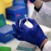 Covid, quanto ‘dura’ il virus in un colpo di tosse: lo studio