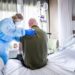 Anziani, con – 25mila medici attese più lunghe per visite, esami e ricoveri