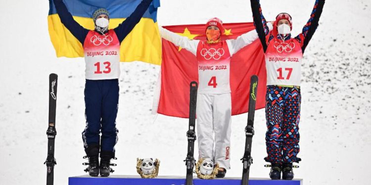 Ucraina-Russia, abbraccio sul podio a Pechino 2022