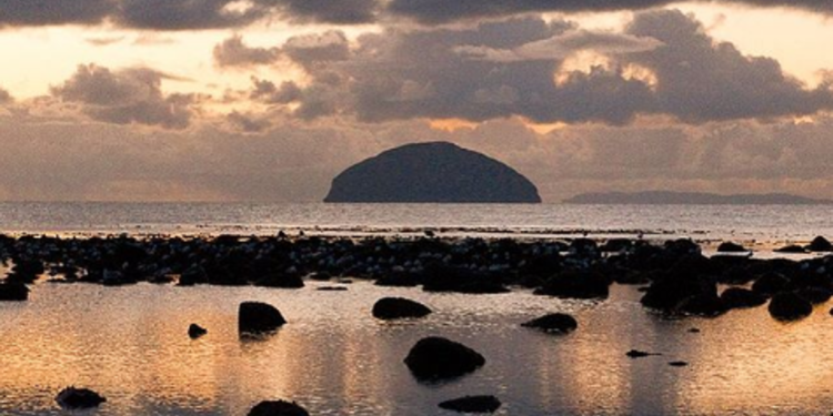 Aisla Craig, l’isola scozzese da cui provengono le ‘stones’ da curling e che ne ha anche la forma