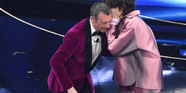 Sanremo 2022, trionfa FantaSanremo sul palco: Amadeus sta al gioco