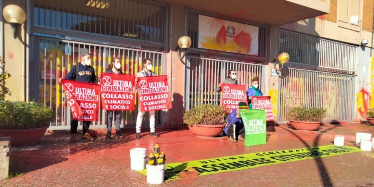 Ambiente, nuovo attacco degli attivisti al palazzo del Mite