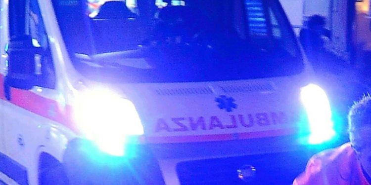 Roma, auto finisce su marciapiede a Mentana: morto pedone