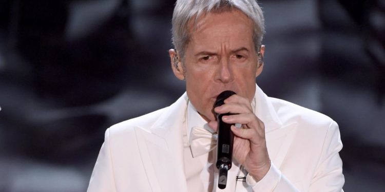 Claudio Baglioni positivo al Covid, slittano 5 concerti: biglietti validi