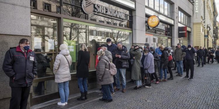 Guerra Ucraina, Banca Russia aumenta tassi mentre rublo crolla