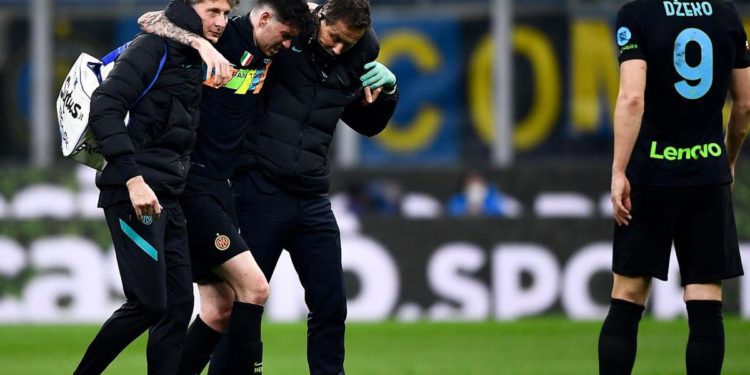 Inter, infortunio per Bastoni: distorsione alla caviglia
