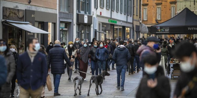 Covid oggi Italia, giù incidenza: Rt sotto soglia epidemica