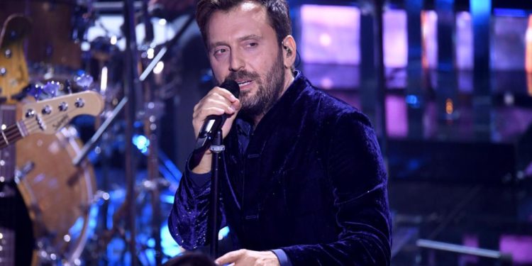 Sanremo 2022, Cremonini porta la magia degli stadi all’Ariston