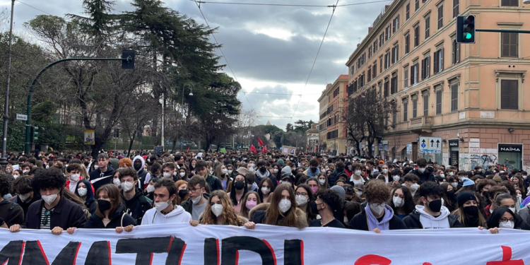 Scuola: ‘gli immaturi siete voi’, 5mila studenti a Roma marciano da Piramide verso il Mi