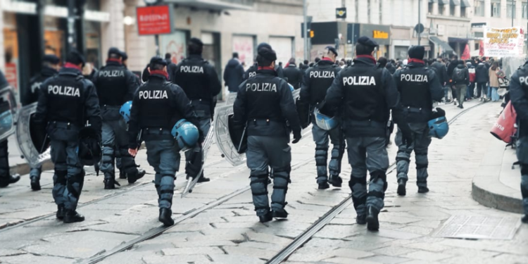 Scuola: studenti manifestano a Milano contro alternanza scuola-lavoro e maturità