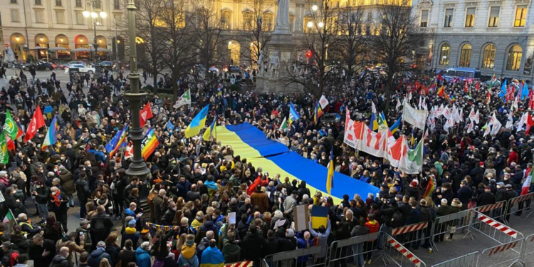 un migliaio alla Scala di Milano per dire no alla guerra in Ucraina