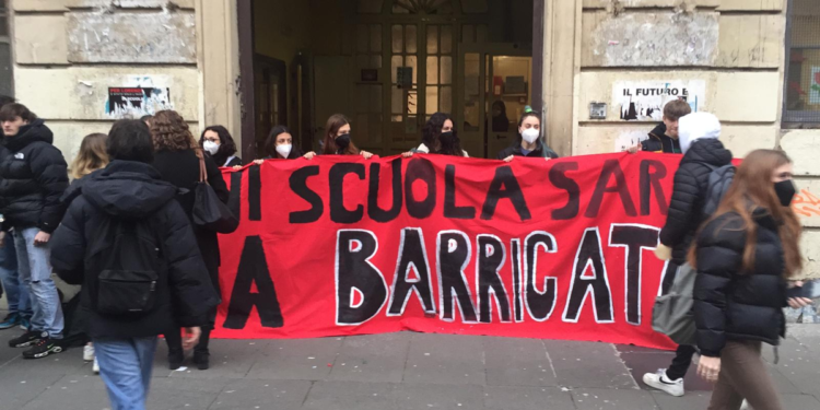 Raduno studenti davanti ai licei della Capitale, picchetti al Tasso impediscono ingresso