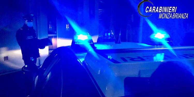 Spaccia in ciabatte a Monza, sorpreso dai carabinieri ingoia le dosi