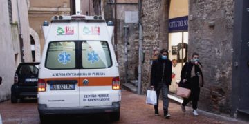 Covid oggi Italia, Rt e incidenza ancora in calo