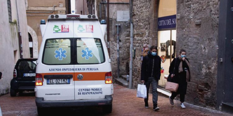 Covid oggi Italia, Rt e incidenza ancora in calo